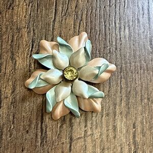 Elegant Floral Hair Clip with Gold Accent